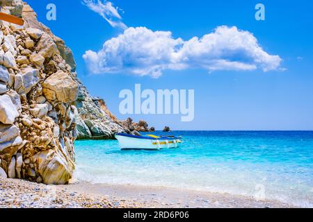 Belle vue côtière ensoleillée à une baie de vacances paradisiaque incroyable avec plage de sable d'eau bleue cristalline, Seychelles, île d'Ikaria, Grèce. Banque D'Images