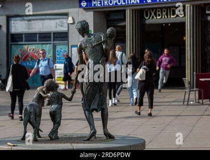 Uxbridge, Royaume-Uni. 18 juillet 2023. Deux jours avant l'élection partielle politique, les habitants passent devant l'œuvre intitulée 'anticipation' d'Anita Lafford devant la station de métro Uxbridge, le 18 juillet 2023, à Londres, en Angleterre. La circonscription d'Uxbridge et de South Ruislip est l'une des trois élections partielles locales organisées le même jour, mais Uxbridge a été représentée au parlement par l'ancien premier ministre conservateur Boris Johnson pendant huit ans avant de démissionner de son poste de député. Il sera disputé par 17 candidats le 20 juillet. Crédit : horst friedrichs/Alamy Live News Banque D'Images