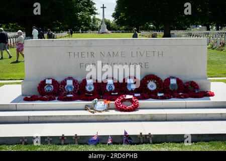 Couronnes de coquelicots déposées au cimetière de guerre de Bayeux. Bayeux, France. Banque D'Images