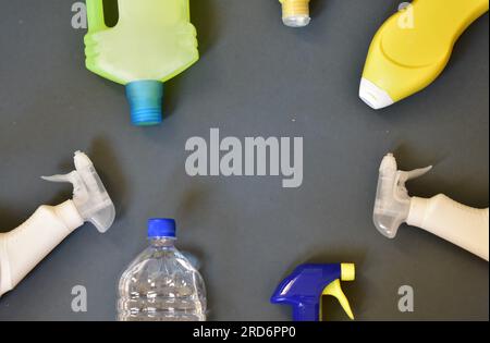 ensemble de produits de nettoyage shoot dans le concept de studio Banque D'Images