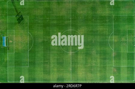 vue aérienne zénithale d'un terrain de football en herbe naturelle Banque D'Images
