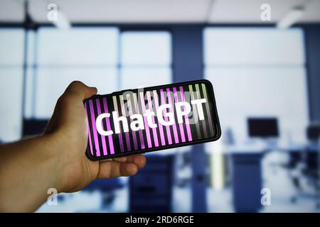 Homme utilisant l'application chatbot Openai Chatgpt au bureau Banque D'Images