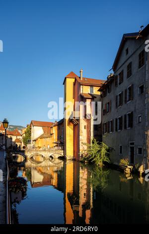Bâtiments anciens reflétés dans le Thiou coulant à travers la vieille ville Annecy haute-Savoie Auvergne-Rhone-Alpes France Banque D'Images