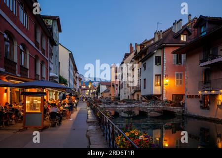 Restaurants au bord du Canal le Thiou au crépuscule, Annecy haute-Savoie Auvergne-Rhône-Alpes France Banque D'Images