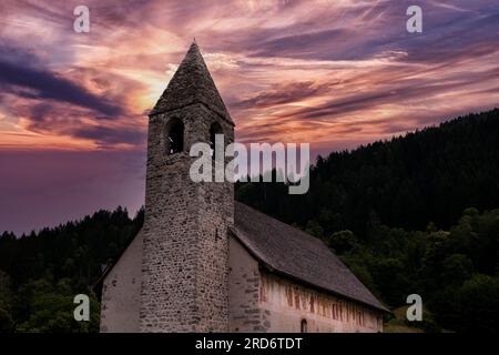 Église de San Vigilio all'Alba dans le village de Pinzolo dans le Trentin Banque D'Images