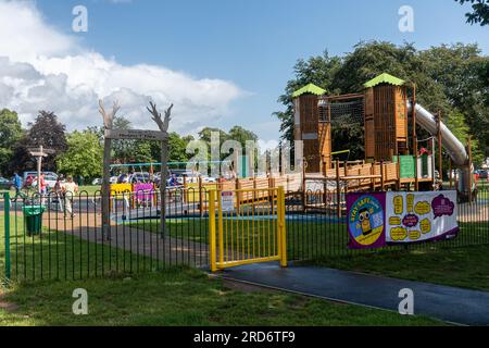 Aire de jeux pour enfants Prospect Park, parc urbain dans la ville de Reading, Berkshire, Angleterre, Royaume-Uni Banque D'Images