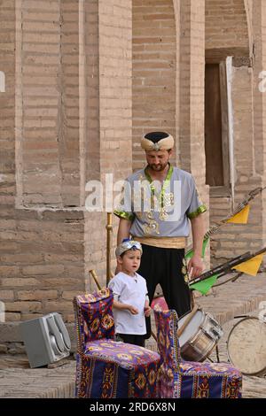 acrobate ouzbek avec son fils avant une représentation dans une madrasa à Khiva, Ouzbékistan Banque D'Images