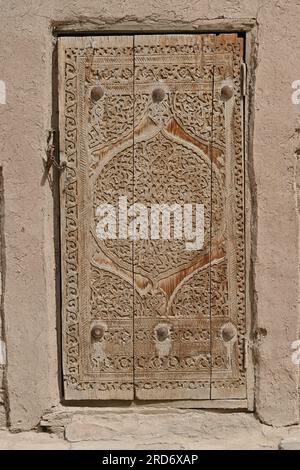 Gros plan d'une vieille porte en bois dans la ville de Khiva, l'ancienne capitale du khanat de Khiva, Ouzbékistan Banque D'Images