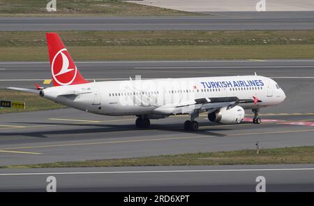 ISTANBUL, TURKIYE - 17 SEPTEMBRE 2022 : Turkish Airlines Airbus A321-231 (3738) débarquant à l'aéroport international d'Istanbul Banque D'Images