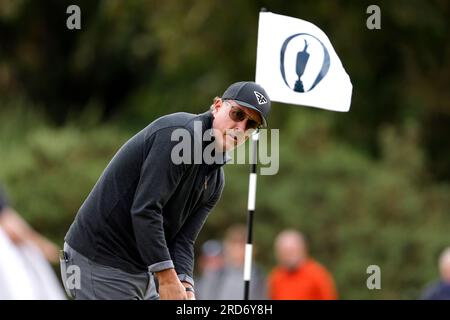 L'américain Phil Mickelson puttera sur le 4e green lors d'une ronde d'essais avant l'Open au Royal Liverpool, Wirral. Date de la photo : mercredi 19 juillet 2023. Banque D'Images