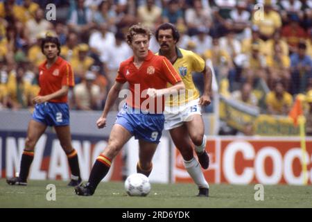 Mexico, Mexiko. 11 juillet 2013. PHOTO D’ARCHIVE : Emilio BUTRAGUENO aura 60 ans le 22 juillet 2023, Emilio BUTRAGUENO, ESP, joueur de football, Joueur national espagnol, action, simple action avec ballon, ici à la coupe du monde de football 1986 au Mexique, Mexique, coupe du monde FIFA 1986, photo non datée en juin 1986, ? Crédit : dpa/Alamy Live News Banque D'Images