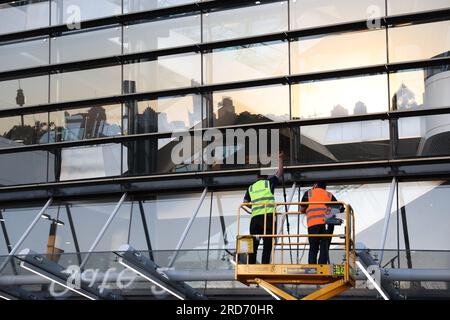Sydney, Australie. 19 juillet 2023. Nettoyeurs de vitres donnant la préparation finale au stade de football de Sydney, connu commercialement sous le nom de stade Allianz, avant la coupe du monde féminine de la FIFA 2023 qui commence le 20 juillet, organisée conjointement par l'Australie et la Nouvelle-Zélande. Crédit : Isabel Infantes/Empics/Alamy Live News Banque D'Images