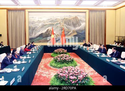 Pékin, Chine. 19 juillet 2023. Zhao Leji, membre du comité permanent du bureau politique du comité central du Parti communiste chinois et président du comité permanent du Congrès national populaire, rencontre le président du comité central du Front patriotique du Vietnam (VFF), Do Van chien, à Pékin, capitale de la Chine, 19 juillet 2023. Crédit : Liu Weibing/Xinhua/Alamy Live News Banque D'Images