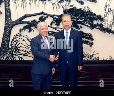 Pékin, Chine. 19 juillet 2023. Zhao Leji, membre du comité permanent du bureau politique du comité central du Parti communiste chinois et président du comité permanent du Congrès national populaire, rencontre le président du comité central du Front patriotique du Vietnam (VFF), Do Van chien, à Pékin, capitale de la Chine, 19 juillet 2023. Crédit : Liu Weibing/Xinhua/Alamy Live News Banque D'Images