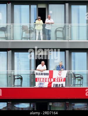 Les fans d'Angleterre au Hilton Garden Inn, qui surplombe le terrain de cricket Old Trafford, le premier jour du quatrième test match LV= Insurance Ashes Series à Emirates Old Trafford, Manchester. Date de la photo : mercredi 19 juillet 2023. Voir PA Story CRICKET Angleterre. Le crédit photo devrait se lire : Mike Egerton/PA Wire. RESTRICTIONS : usage éditorial uniquement. Aucune utilisation commerciale sans autorisation écrite préalable de la BCE. Utilisation d'images fixes uniquement. Pas d'images animées à émuler. Pas de suppression ou d'obscurcissement des logos des sponsors. Banque D'Images