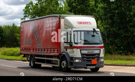 Milton Keynes, Royaume-Uni - 19 juillet 2023 : camion à carrosserie rigide 2020 camions DAF à 2 essieux pour les subventions voyageant sur une route anglaise Banque D'Images