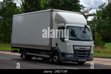 Milton Keynes, Royaume-Uni - 19 juillet 2023 : camion à carrosserie rigide 2019 camions DAF à 2 essieux circulant sur une route anglaise Banque D'Images