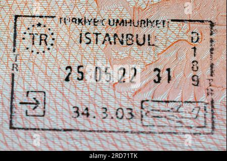 Timbres de passage de la frontière turque avec le nom du poste frontière d'Istanbul dans un passeport ouvert. Timbre d'entrée d'Istanbul Banque D'Images