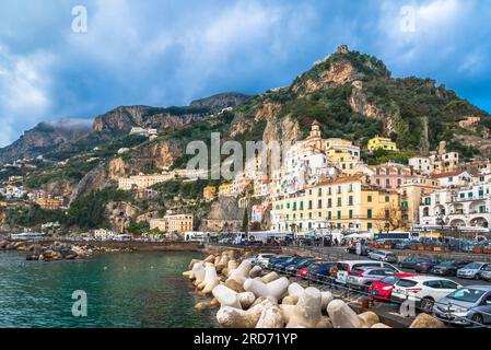 Amalfi, Italie - 26 décembre 2022 : Amalfi est la ville principale de la côte sur laquelle il est situé (Côte Amalfitaine), est une destination touristique avec Othe Banque D'Images