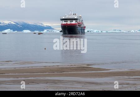 Hurtigruten à propulsion hybride MS Fridtjof Nansen navire de croisière d'expédition à Atanikerdluk, Groenland en juillet - navire Hurtigruten Banque D'Images