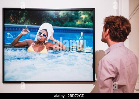 Londres, Royaume-Uni. 19 juillet 2023. Le personnel du musée regarde Renee Cox, Miss Thang, 2009. 'Black venus - Reclaiming Black Women in Visual Culture' est une exposition examinant la représentation historique et l'héritage changeant des femmes noires dans la culture visuelle. Plus de 40 œuvres d'art sont exposées à Somerset House du 20 juillet au 24 septembre 2023. Crédit : Imageplotter/Alamy Live News Banque D'Images