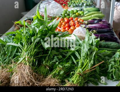 Un tas d'épinards d'eau (Ipomoea aquatica), et d'autres légumes sur le marché traditionnel de Yogyakarta, Indonésie Banque D'Images