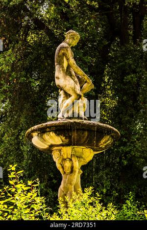 Statue de Vénus et fontaine dans les jardins de Bardini, Florence, Toscane, Italie Banque D'Images