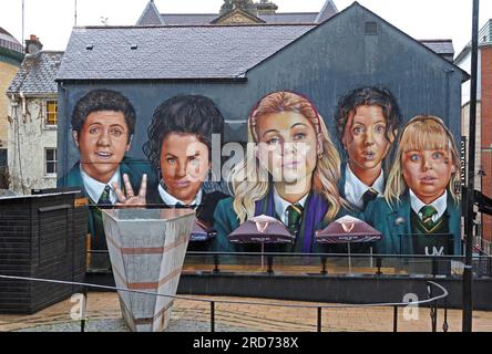 La murale Derry Girls, Londonderry ville fortifiée, 18 Orchard St, Derry, Londonderry, Ulster, Irlande du Nord, Royaume-Uni, BT48 6EG Banque D'Images