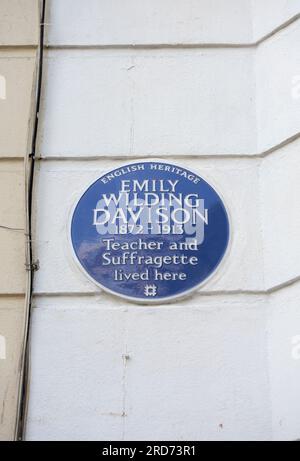 plaque bleue du patrimoine anglais marquant la maison de l'enseignante et suffragette emily wilding davison, west kensington, londres, angleterre Banque D'Images