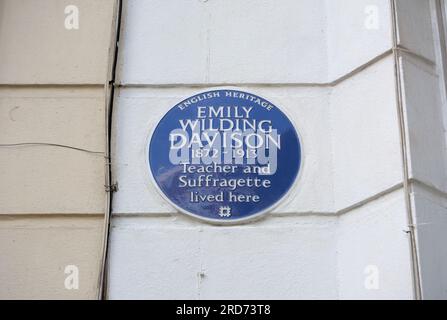 plaque bleue du patrimoine anglais marquant la maison de l'enseignante et suffragette emily wilding davison, west kensington, londres, angleterre Banque D'Images