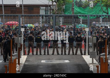 Bangkok, Thaïlande. 19 juillet 2023. Les policiers anti-émeutes se tiennent sur leurs gardes à l'intérieur du Parlement lors du deuxième scrutin. Le Parlement thaïlandais organise un deuxième vote pour le prochain Premier ministre de Thaïlande après que Pita Limjaroenrat, chef du parti Move Forward et candidat au Premier ministre, ait échoué lors du premier vote le 13 juillet 2023. (Photo de Peerapon Boonyakiat/SOPA Images/Sipa USA) crédit : SIPA USA/Alamy Live News Banque D'Images