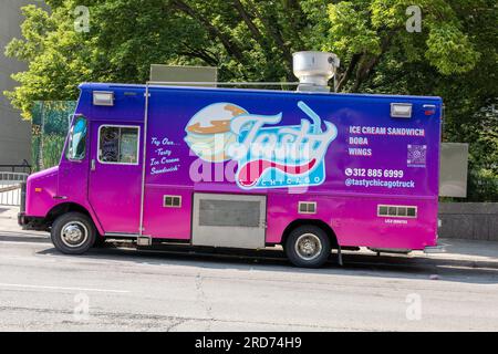 American Street Food Tasty Chicago Truck sur la rue à Chicago États-Unis Summertime vendre des sandwichs à la crème glacée près de Millennium Park Banque D'Images