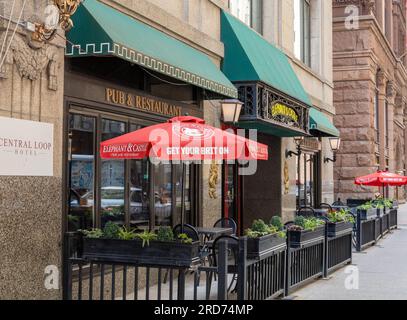 Parapluie de patio rouge à l'extérieur de l'Elephant & Castle Pub Restaurant dans le centre-ville de Chicago États-Unis Pub de style britannique en Amérique Publicité parapluie de patio Banque D'Images