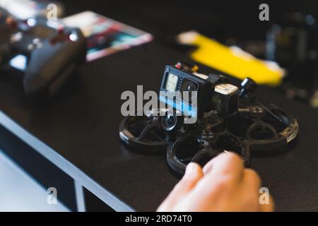 Plan complet du drone FPV sur la table, concept de photographie. Photo de haute qualité Banque D'Images