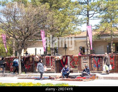 Tapis vendus au marché de rue Ürgüp/Nevşehir Cappadocia Turquie Banque D'Images