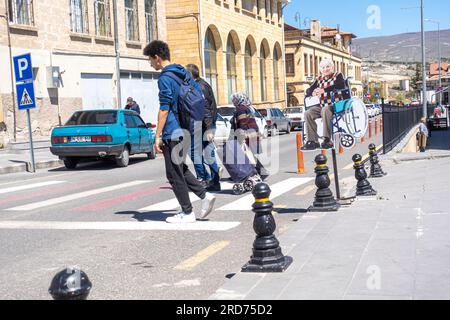 Panneau routier montrant un homme âgé dans un fauteuil roulant - panneau de croisement des personnes handicapées, les personnes traversant la rue, les piétons signent homme en fauteuil roulant Turquie Banque D'Images