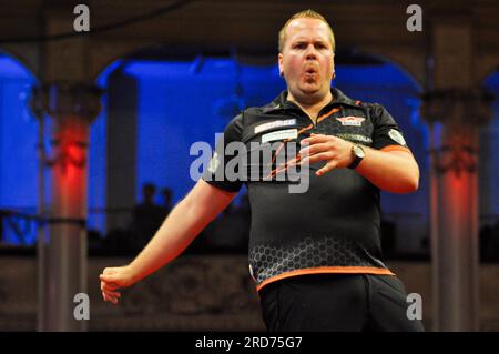 Blackpool, Royaume-Uni. 16 juillet 2023. BLACKPOOL, ROYAUME-UNI - JUILLET 16 : Dirk van Duijvenbode des pays-Bas lors du jour 2 de la rencontre mondiale Betfred 2023 au Winter Gardens le 16 juillet 2023 à Blackpool, Royaume-Uni (photo de Pieter Verbeek/Orange Pictures) crédit : Orange pics BV/Alamy Live News Banque D'Images