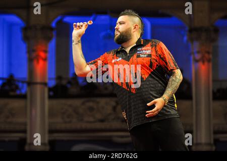 Blackpool, Royaume-Uni. 16 juillet 2023. BLACKPOOL, ROYAUME-UNI - 16 JUILLET : Michael Smith d'Angleterre pendant le jour 2 du Betfred World Matchplay 2023 au Winter Gardens le 16 juillet 2023 à Blackpool, Royaume-Uni (photo de Pieter Verbeek/Orange Pictures) crédit : Orange pics BV/Alamy Live News Banque D'Images