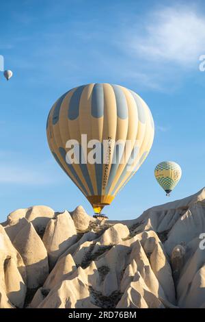 Montgolfière derrière la formation rocheuse de Rose Valley Cappadoce Turquie Banque D'Images