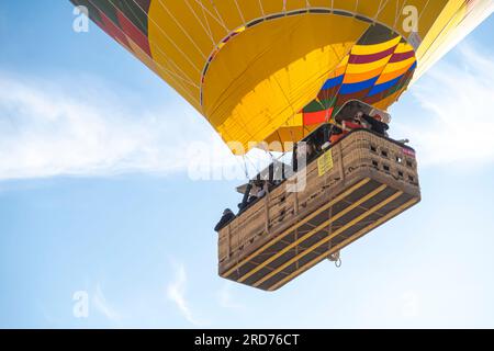 Touristes dans le panier compartiment passagers de ballon d'air en Cappadoce Turquie Banque D'Images