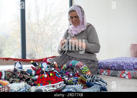 Femmes tricoter des poupées tisserands dans le village de Soganli Valley Cappadoce Banque D'Images