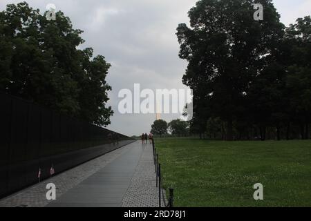 Une photo de touristes visitant le mémorial de guerre du Vietnam à Washington, DC. Banque D'Images