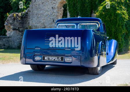 « Metropolis » du créateur de voiture d'art personnalisé Andy Saunders, basé sur une Peugeot 202 avec l'art aérographe de Maxine Xavier Banque D'Images