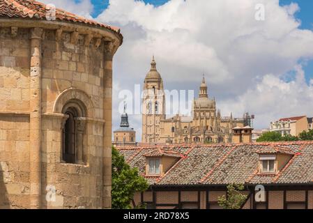 Horizon de la vieille ville espagnole, vue de la cathédrale baroque de Ségovie montrant l'abside romane de l'Iglesia de San Millan au premier plan, Espagne. Banque D'Images