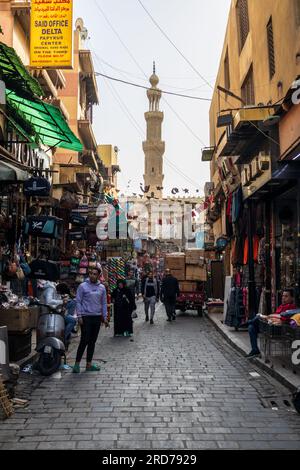 Une vue animée d'une rue près du bazar Khan el-Khalili au Caire Banque D'Images