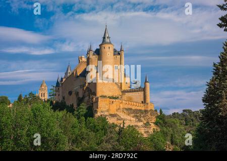 Alcazar Ségovie, vue sur l'Alcazar de Ségovie, un château spectaculaire datant du 15ème siècle et situé sur le bord nord-ouest de la ville de Ségovie, en Espagne Banque D'Images