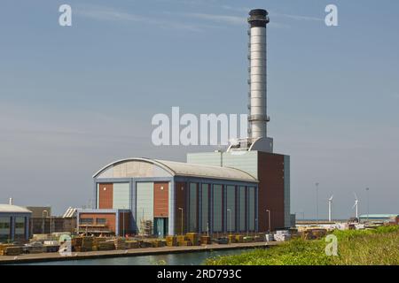 Centrale électrique au gaz dans le port de Shoreham, West Sussex, Angleterre. Avec deux générateurs d'énergie éolienne en arrière-plan. Banque D'Images