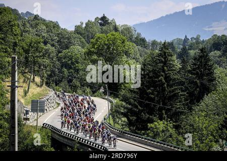 Le peloton de coureurs photographié en action lors de la 17e étape du Tour de France de Saint-Gervais Mont blanc à Courchevel (165,7 km), France, mercredi 19 juillet 2023. Le Tour de France de cette année aura lieu du 01 au 23 juillet 2023. BELGA PHOTO DAVID PINTENS Banque D'Images