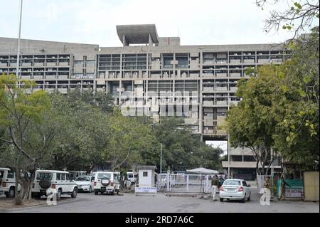 INDE, territoire de l'Union, ville de Chandigarh, le plan directeur de la ville divisée en secteurs a été préparé par l'architecte franco-suisse le Corbusier dans le 1950`, secteur 1 Capitole complexe, immeuble de bureaux le Secrétariat du Pendjab et le gouvernement Haryana, conçu par le Corbusier, poste de contrôle de sécurité Banque D'Images