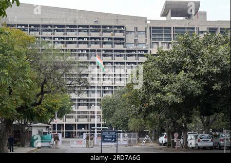 INDE, territoire de l'Union, ville de Chandigarh, le plan directeur de la ville divisée en secteurs a été préparé par l'architecte franco-suisse le Corbusier dans le 1950`, secteur 1 Capitole complexe, immeuble de bureaux le Secrétariat du Pendjab et le gouvernement Haryana, conçu par le Corbusier, poste de contrôle de sécurité Banque D'Images